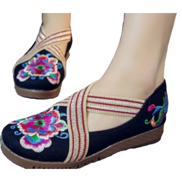 Women's Floral Embroidered Comfortable Casual Canvas Loafers - size 7.5 - Picture 2 of 4